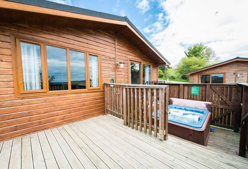Skylark Lodge With Hot Tub Near Cupar, Fife
