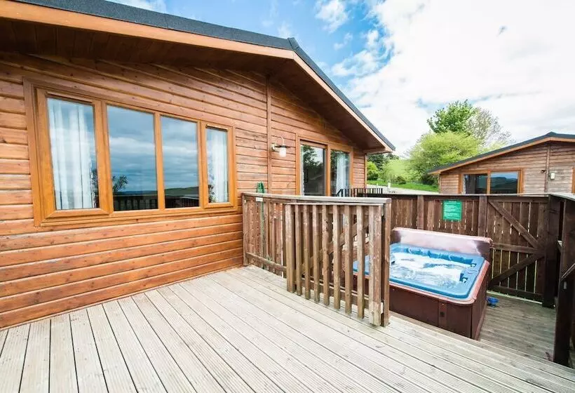 Skylark Lodge With Hot Tub Near Cupar, Fife
