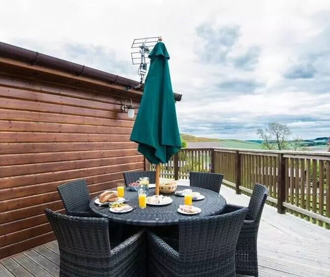 Skylark Lodge With Hot Tub Near Cupar, Fife