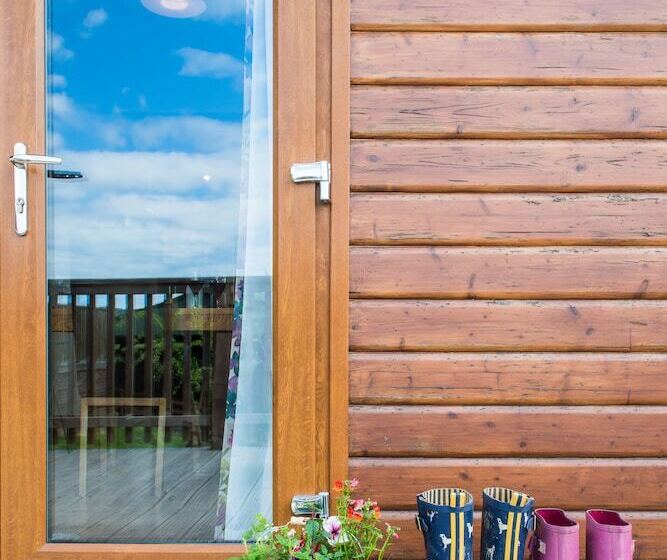 Skylark Lodge With Hot Tub Near Cupar, Fife