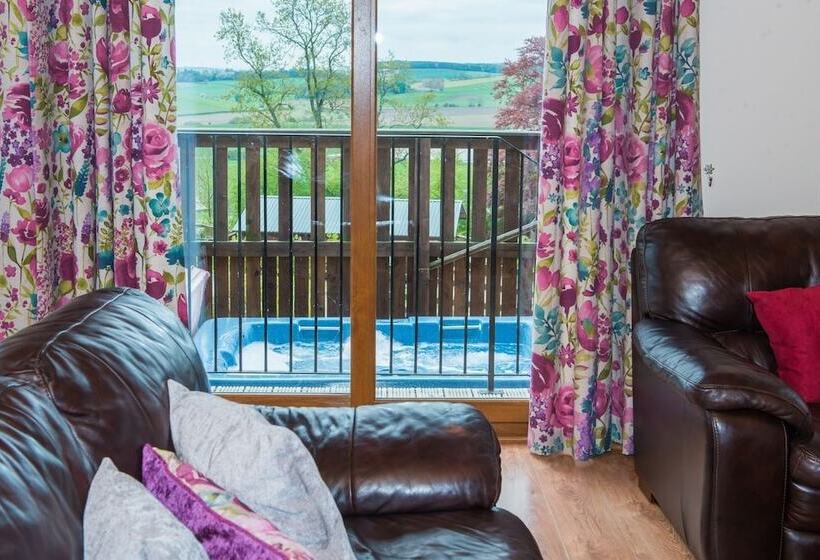 Skylark Lodge With Hot Tub Near Cupar, Fife