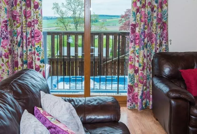 Skylark Lodge With Hot Tub Near Cupar, Fife