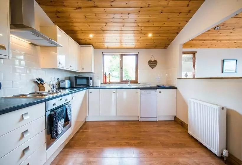 Skylark Lodge With Hot Tub Near Cupar, Fife