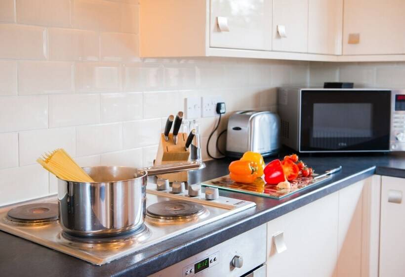 Skylark Lodge With Hot Tub Near Cupar, Fife