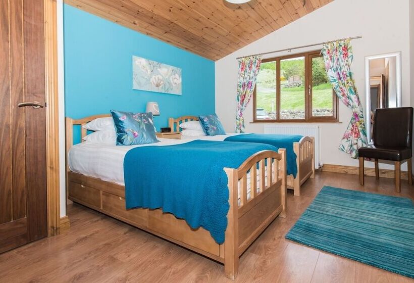 Skylark Lodge With Hot Tub Near Cupar, Fife