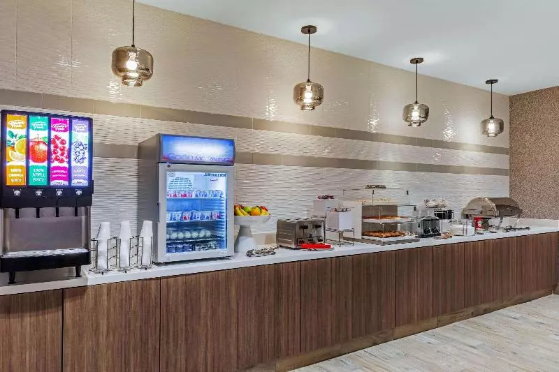 هتل La Quinta Inn & Suites By Wyndham Kansas City Beacon Hill