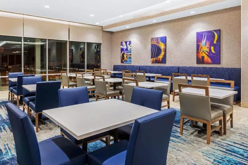 هتل La Quinta Inn & Suites By Wyndham Kansas City Beacon Hill