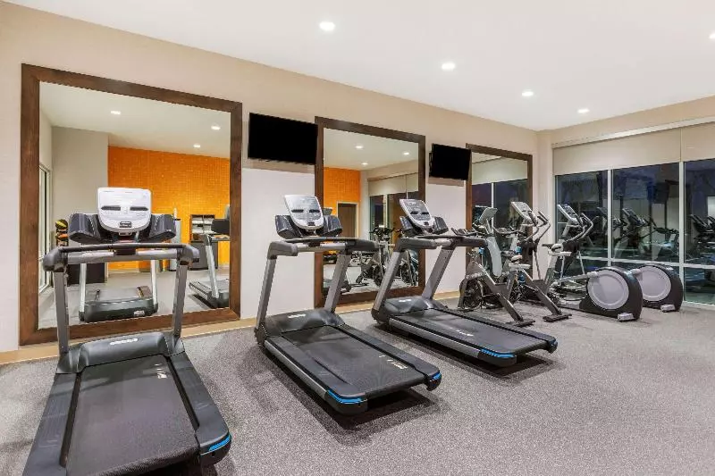 هتل La Quinta Inn & Suites By Wyndham Kansas City Beacon Hill
