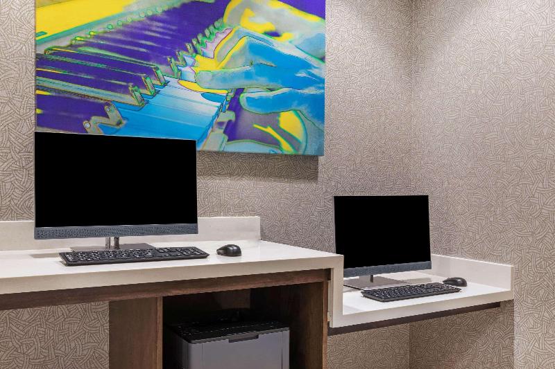 בית מלון כפרי La Quinta Inn & Suites By Wyndham Kansas City Beacon Hill