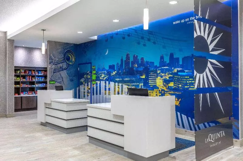 هتل La Quinta Inn & Suites By Wyndham Kansas City Beacon Hill