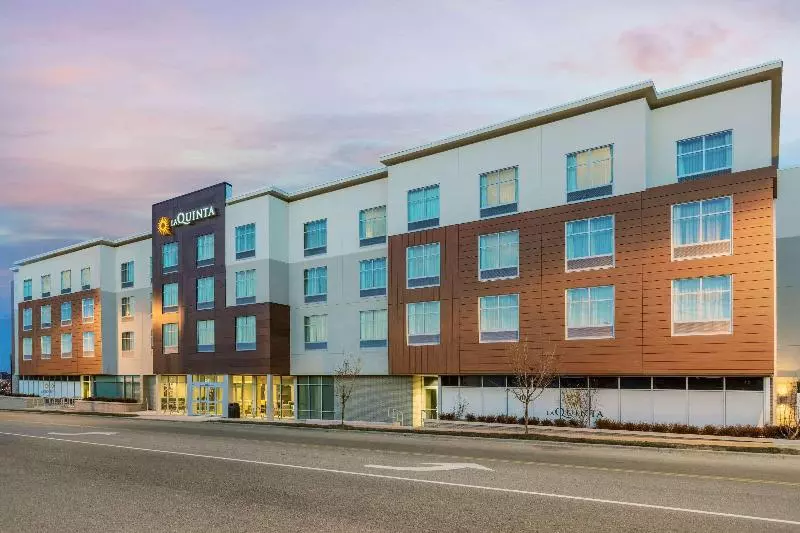 هتل La Quinta Inn & Suites By Wyndham Kansas City Beacon Hill