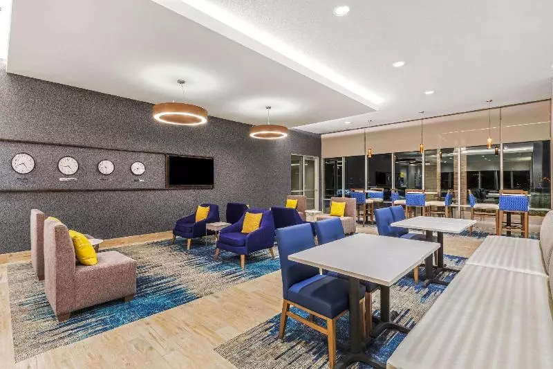 هتل La Quinta Inn & Suites By Wyndham Kansas City Beacon Hill