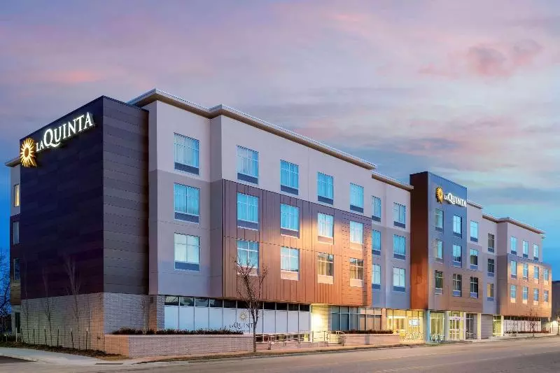 هتل La Quinta Inn & Suites By Wyndham Kansas City Beacon Hill