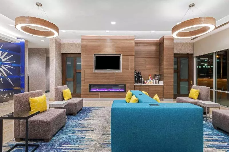 هتل La Quinta Inn & Suites By Wyndham Kansas City Beacon Hill