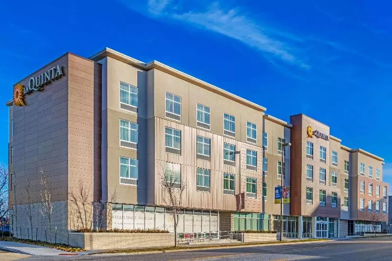 هتل La Quinta Inn & Suites By Wyndham Kansas City Beacon Hill