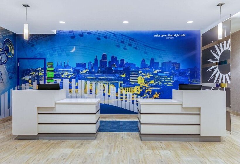 בית מלון כפרי La Quinta Inn & Suites By Wyndham Kansas City Beacon Hill