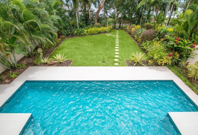 Belle Escapes Absolute Beachfront Luxury Home Kewarra Beach