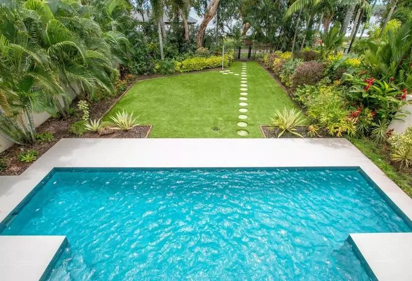 Belle Escapes Absolute Beachfront Luxury Home Kewarra Beach