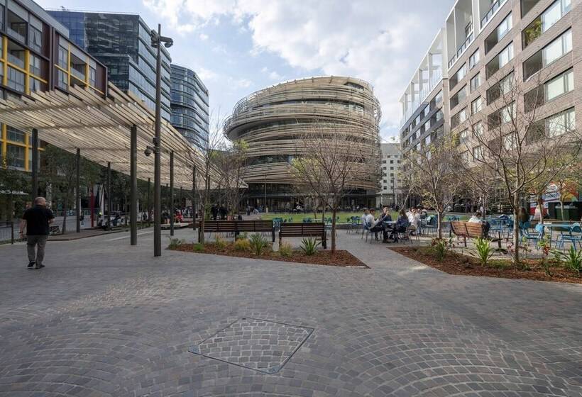 Modern Apartment In Darling Harbour