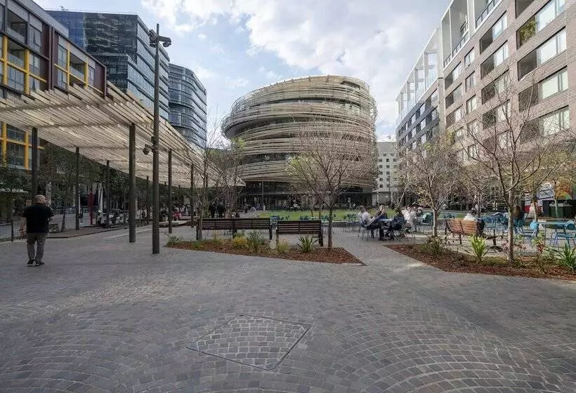 Modern Apartment In Darling Harbour