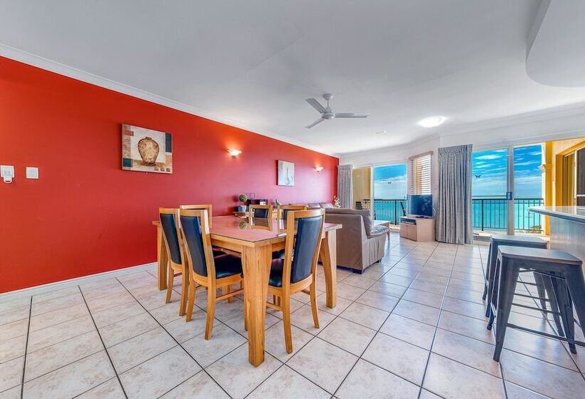 Ocean Views Galore Airlie Beach