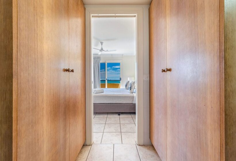 Ocean Views Galore Airlie Beach