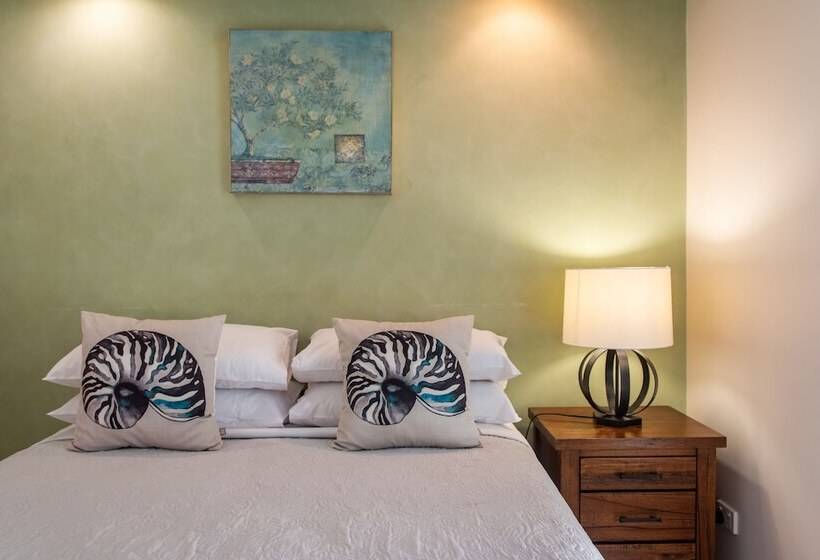 Ocean Views Galore Airlie Beach