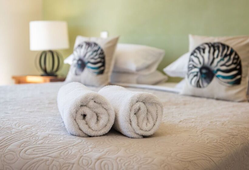 Ocean Views Galore Airlie Beach