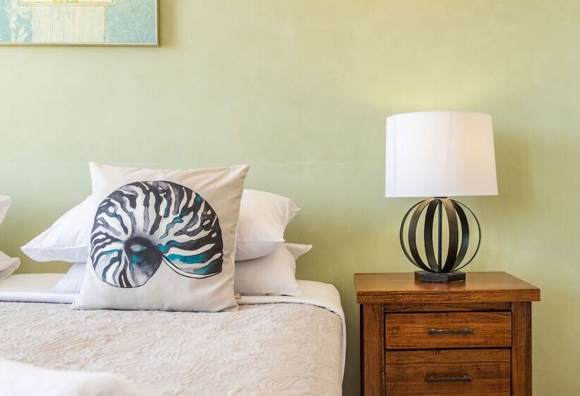 Ocean Views Galore Airlie Beach