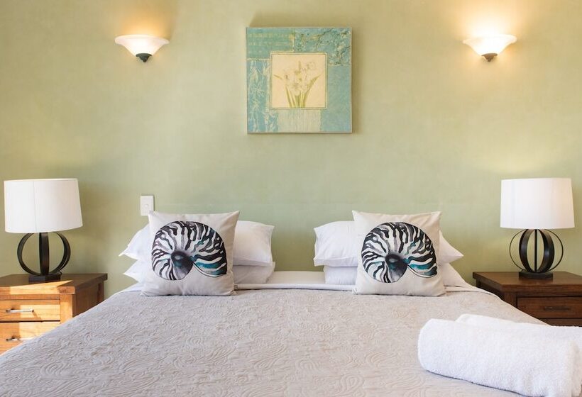 Ocean Views Galore Airlie Beach