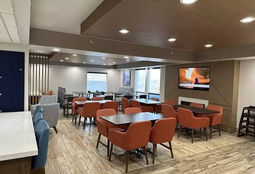 ホテル Holiday Inn Express & Suites Eden Prairie   Minneapolis, An Ihg