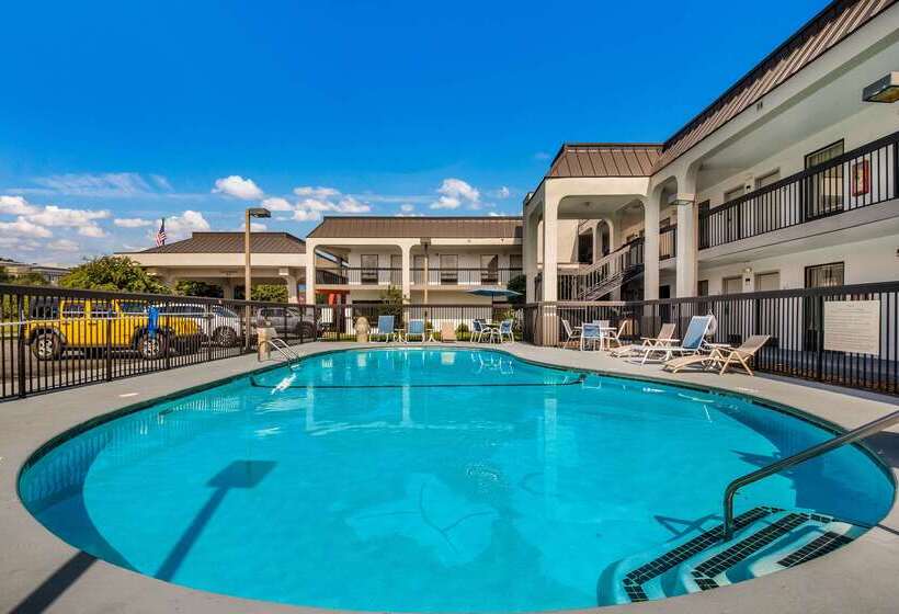 בית מלון כפרי Clarion Inn Cleveland Near University