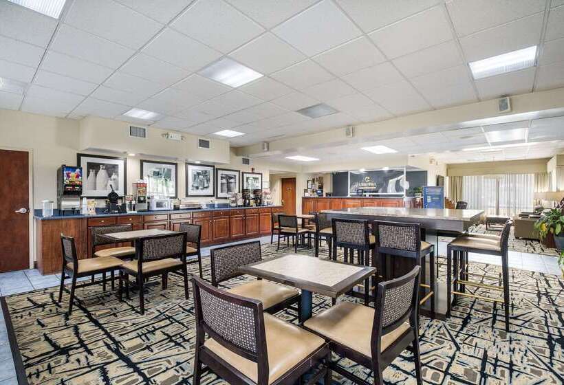 בית מלון כפרי Clarion Inn Cleveland Near University