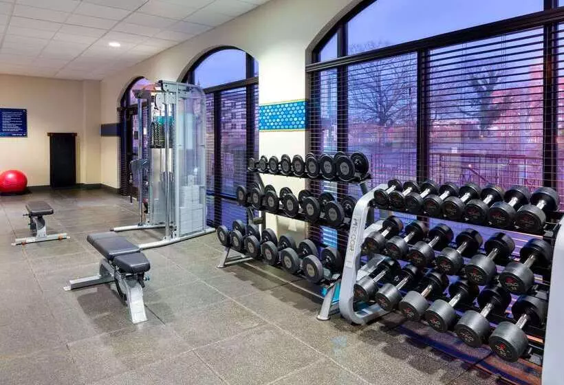 هتل Hampton Inn & Suites Kansas City Country Club Plaza