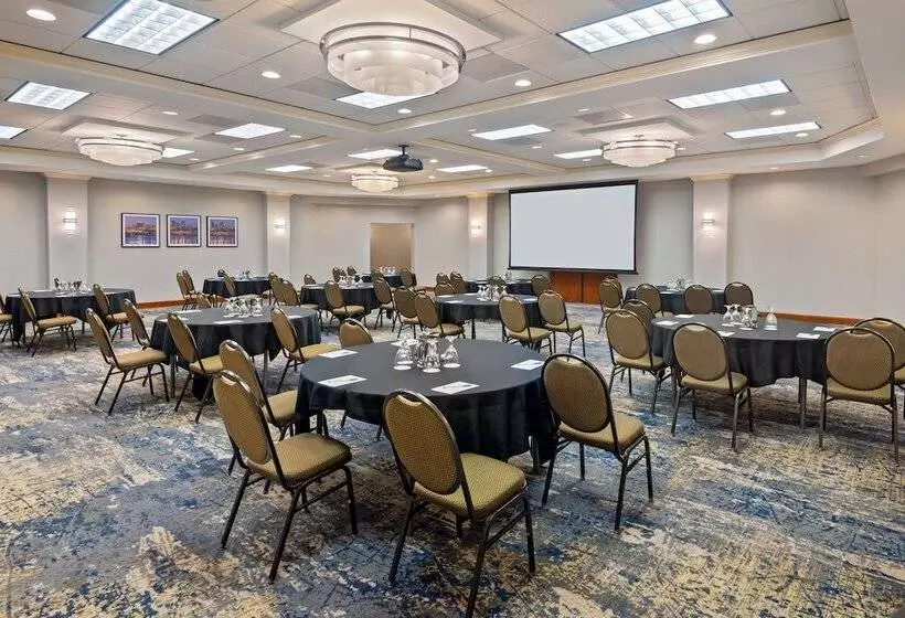 هتل Hampton Inn & Suites Kansas City Country Club Plaza