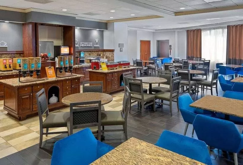 هتل Hampton Inn & Suites Kansas City Country Club Plaza