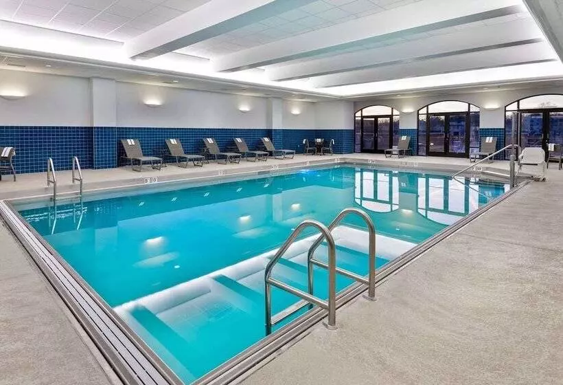 هتل Hampton Inn & Suites Kansas City Country Club Plaza