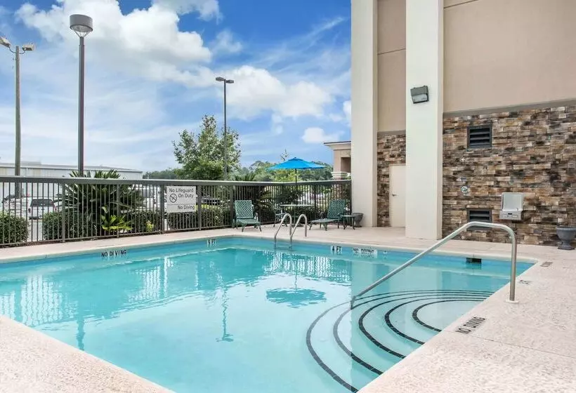 Отель Hampton Inn Douglas