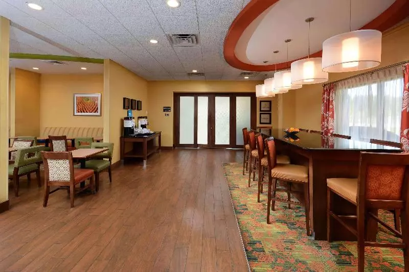 هتل Hampton Inn Fayetteville Fort Liberty