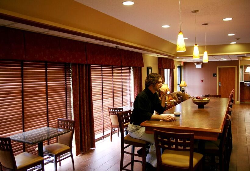 هتل Hampton Inn Marion