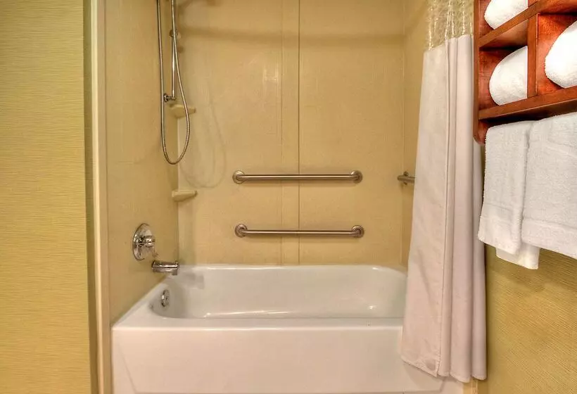 هتل Hampton Inn New Bern