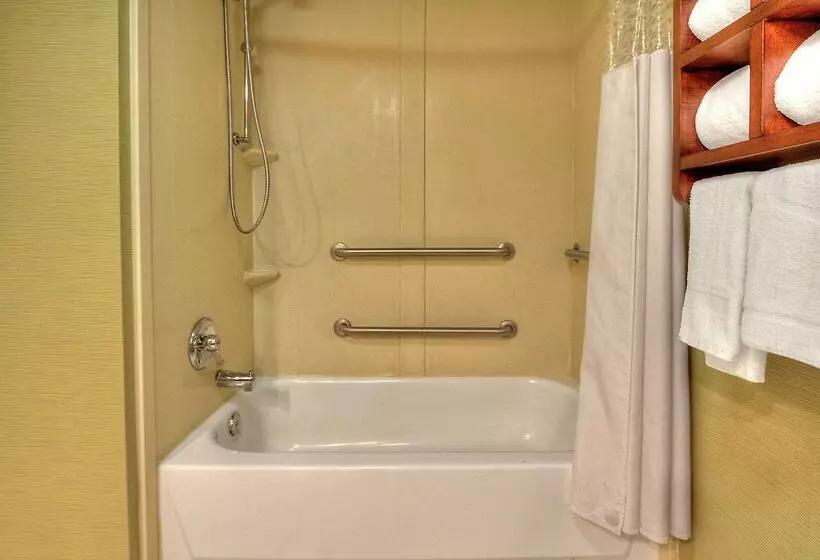 هتل Hampton Inn New Bern