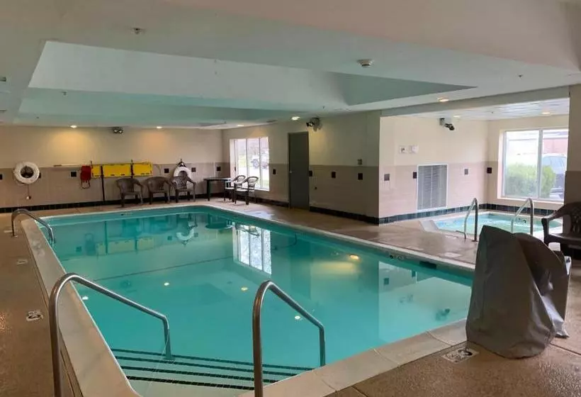 هتل Hampton Inn And Suites Scottsburg