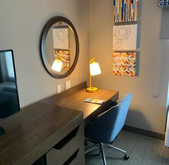 هتل Hampton Inn And Suites Scottsburg