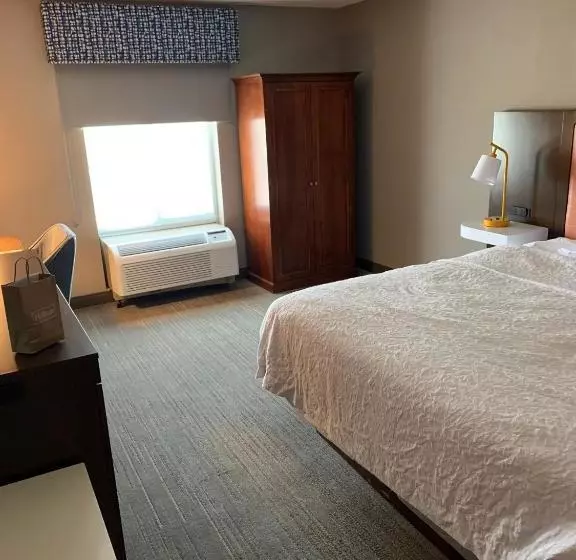 هتل Hampton Inn And Suites Scottsburg