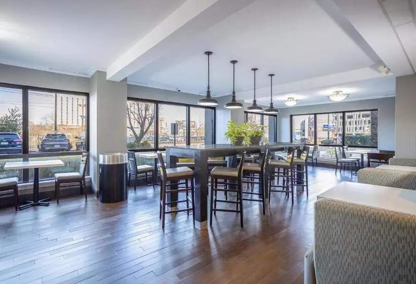 Отель Holiday Inn Express   Newark Airport   Elizabeth, An Ihg