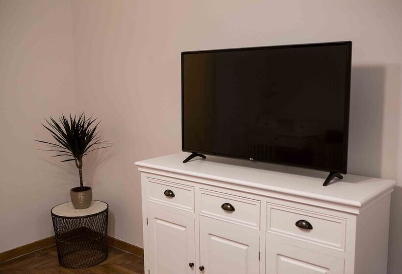 Best House, Kolchidos, Ampelokipoi Metro, Athens