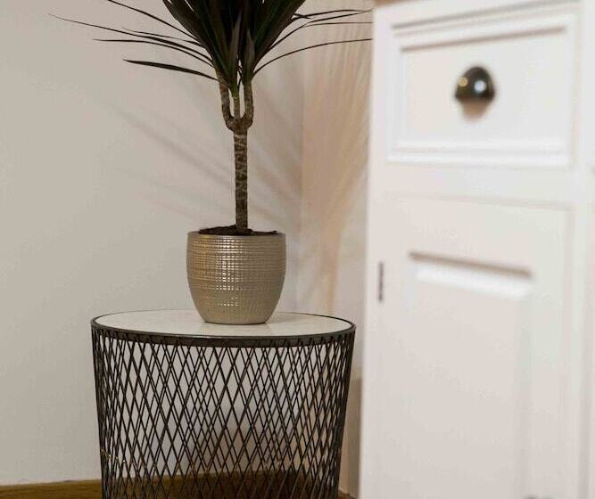 Best House, Kolchidos, Ampelokipoi Metro, Athens