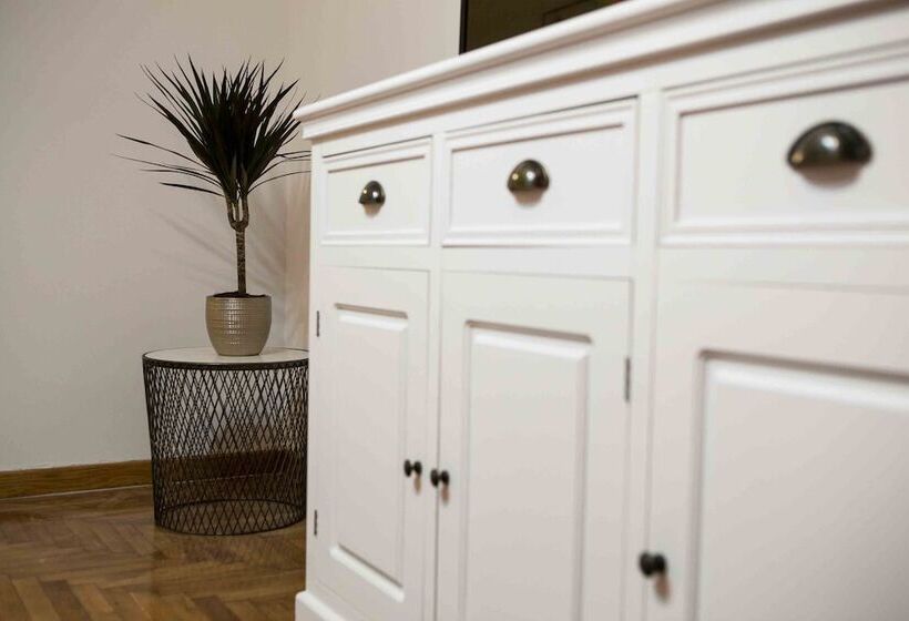 Best House, Kolchidos, Ampelokipoi Metro, Athens