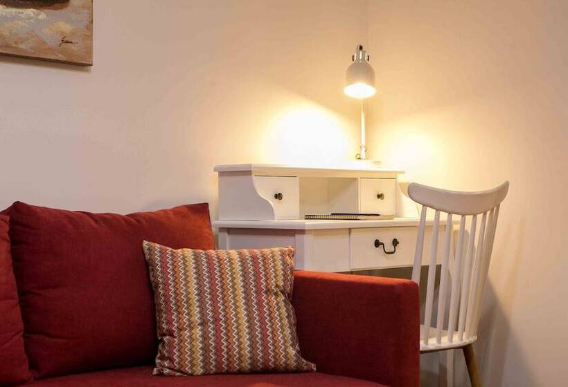 Best House, Kolchidos, Ampelokipoi Metro, Athens